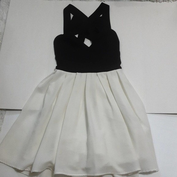En Creme Black White Fit & Flare Mini Dress Small Cutout Back Ribbon Detail Chic - Picture 2 of 5